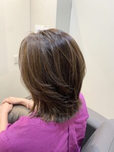 白髪を自然になじませる立体ハイライトカラー