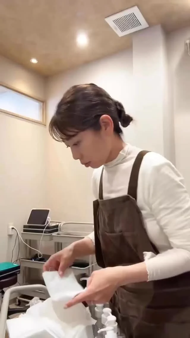 新店舗オープン前日、スタッフと準備してました☕
備品の配置の 細かいことまで 2 人でこだわって。
She のこだわりのひとつがカラーの待ち時間をコーヒーとお菓子でゆっくり過ごして頂くこと。
今日からいよいよオープンです！浜松・北寺島エリアの方、ぜひ会いに来てください✨

#新店舗オープン #オープン準備 #浜松美容院 #北寺島 #完全個室